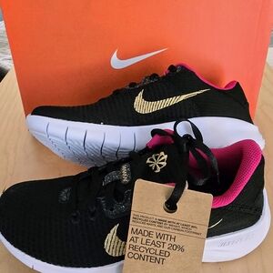 Nike Flex Experience Run 11 size 5Y